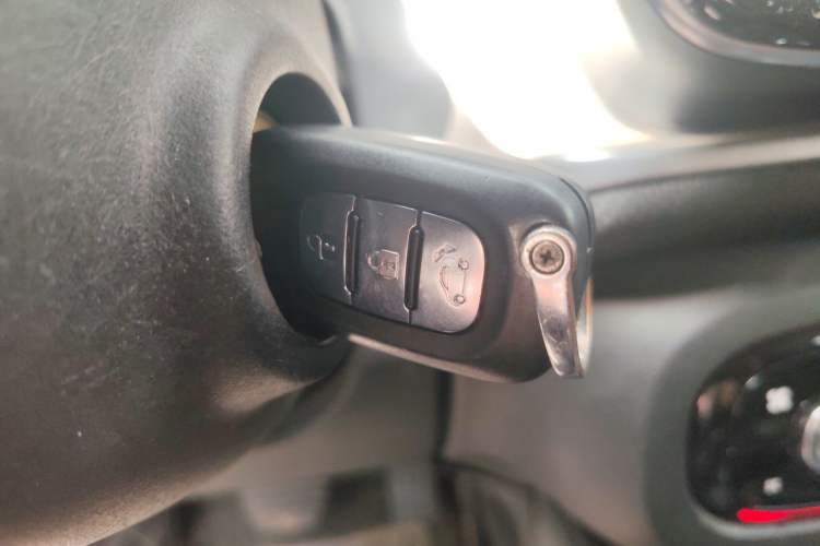 Used smart fortwo 2015 1.0L 52 kW Hardtop Passion Edition Vehicle Key