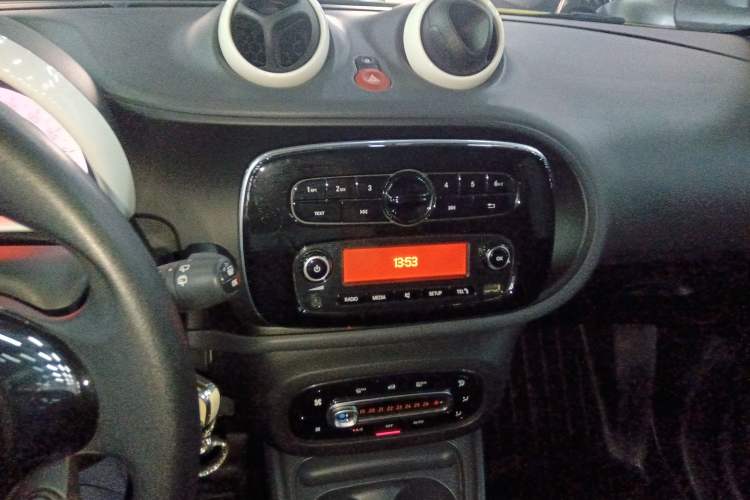Used smart fortwo 2015 1.0L 52 kW hardtop Dynamic version Audio And AC Panel