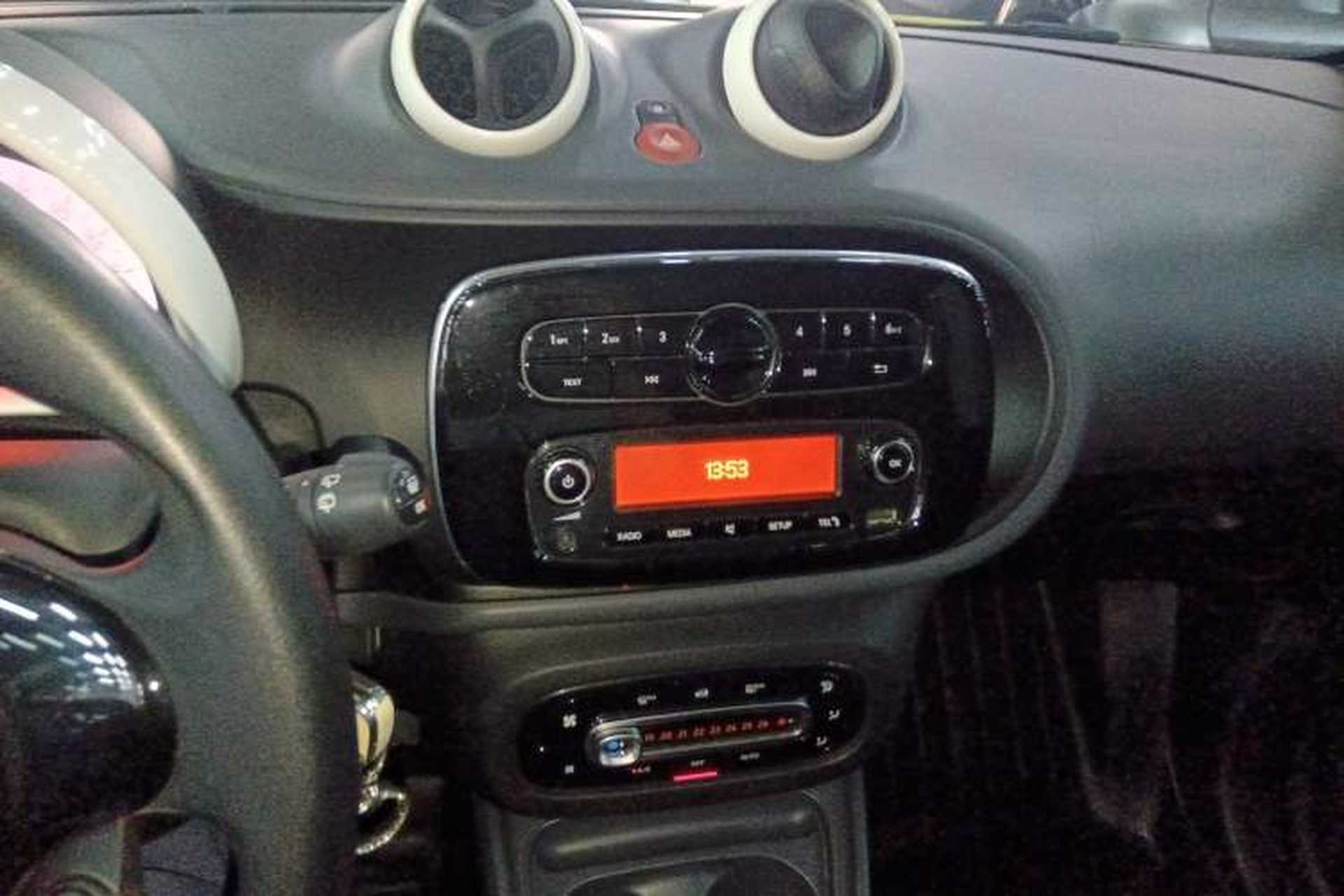 Used smart fortwo 2015 1.0L 52 kW hardtop Dynamic version Audio And AC Panel