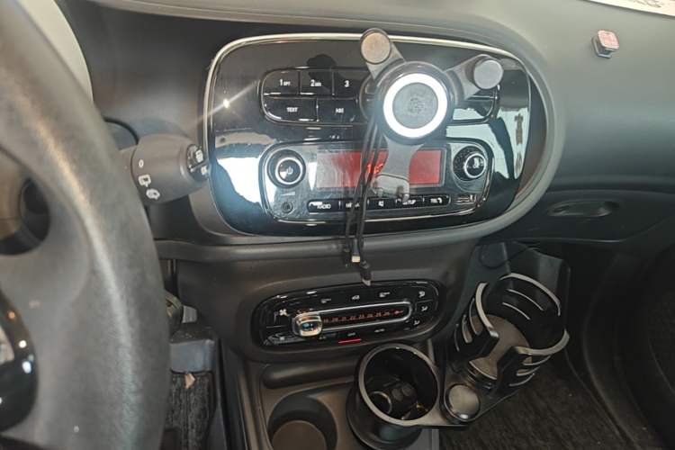 Used smart fortwo 2015 1.0L 52 kW hardtop Dynamic version Audio And AC Panel