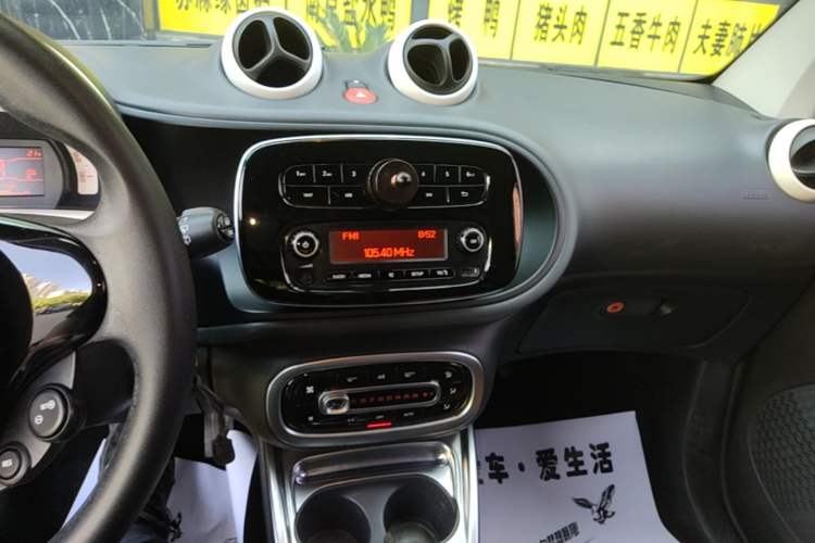 Used smart fortwo 2015 1.0L 52 kW hardtop Dynamic version Audio And AC Panel