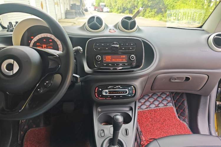 Used smart fortwo 2015 1.0L 52 kW hardtop Dynamic version Audio And AC Panel