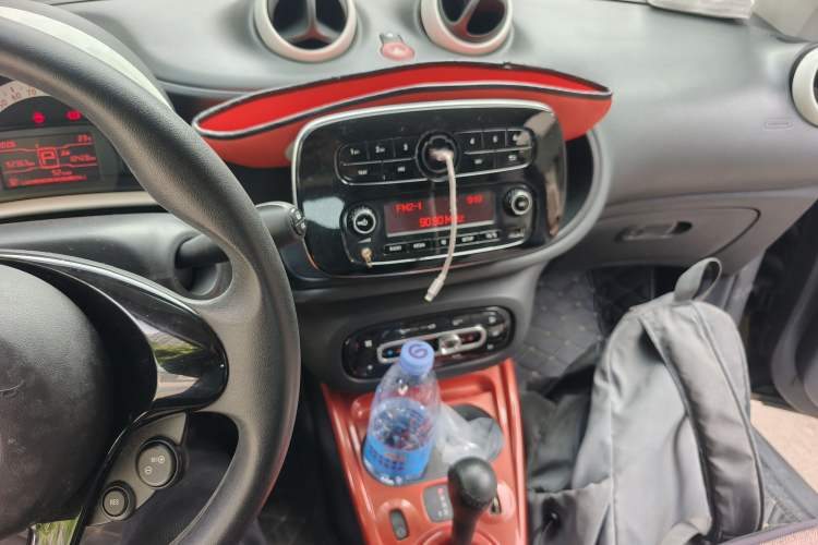 Used smart fortwo 2015 1.0L 52 kW hardtop Dynamic version Audio And AC Panel