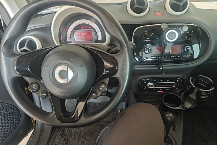 Used smart fortwo 2015 1.0L 52 kW hardtop Dynamic version Center Console