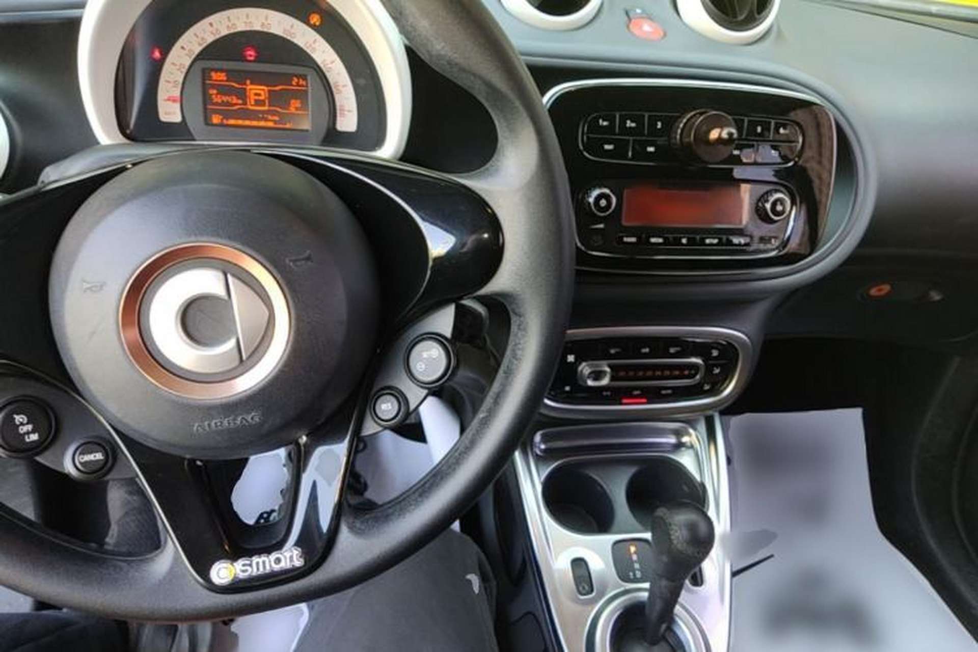 Used smart fortwo 2015 1.0L 52 kW hardtop Dynamic version Center Console