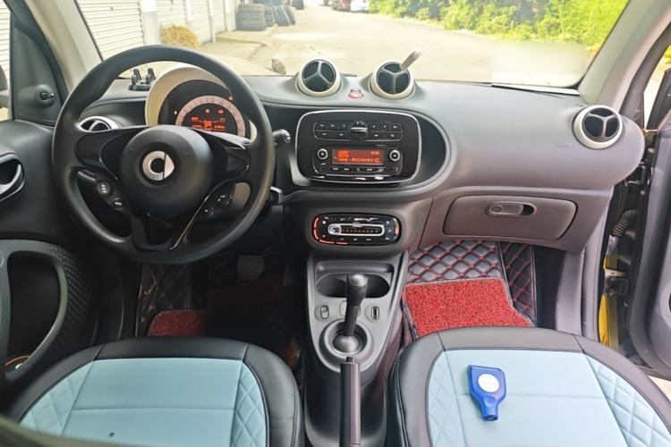 Used smart fortwo 2015 1.0L 52 kW hardtop Dynamic version Center Console