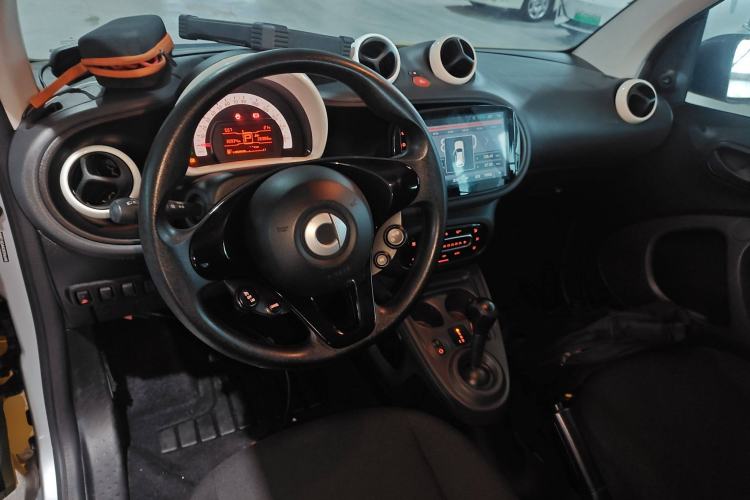 Used smart fortwo 2015 1.0L 52 kW hardtop Dynamic version Center Console