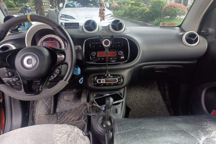 Used smart fortwo 2015 1.0L 52 kW hardtop Dynamic version Center Console