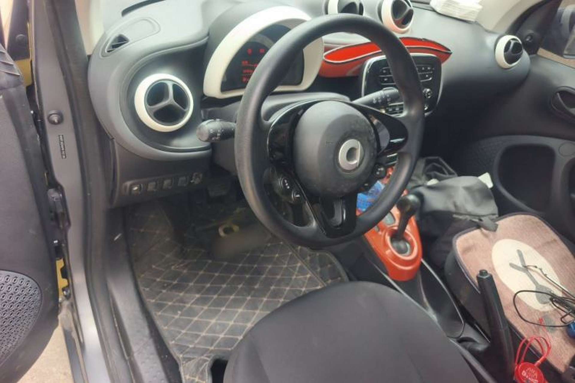 Used smart fortwo 2015 1.0L 52 kW hardtop Dynamic version Center Console