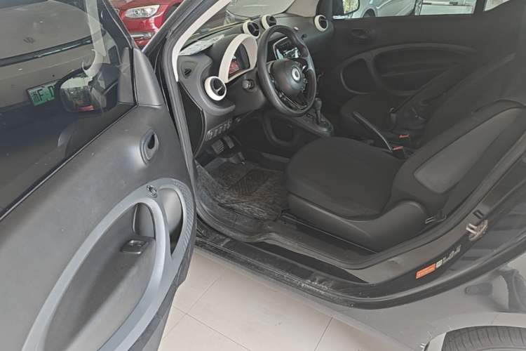 Used smart fortwo 2015 1.0L 52 kW hardtop Dynamic version Driver Seat