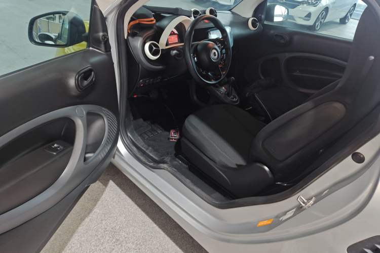 Used smart fortwo 2015 1.0L 52 kW hardtop Dynamic version Driver Seat
