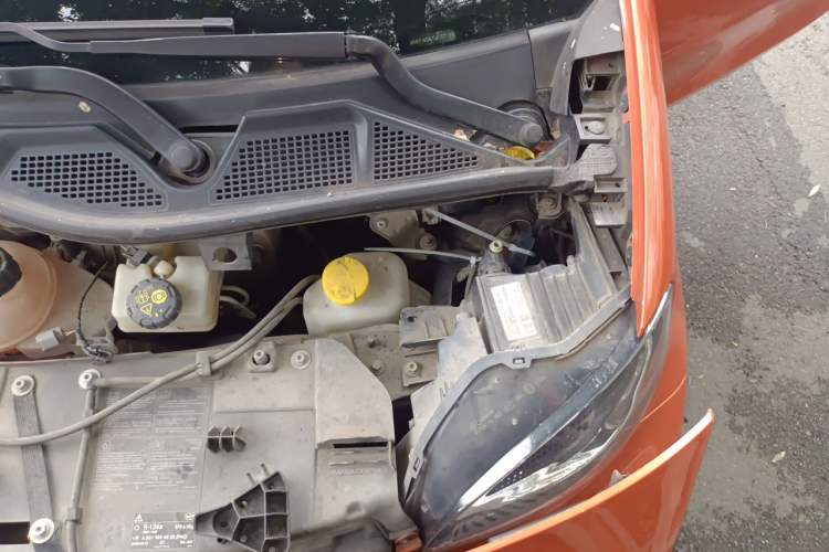 Used smart fortwo 2015 1.0L 52 kW hardtop Dynamic version Engine Bay Left