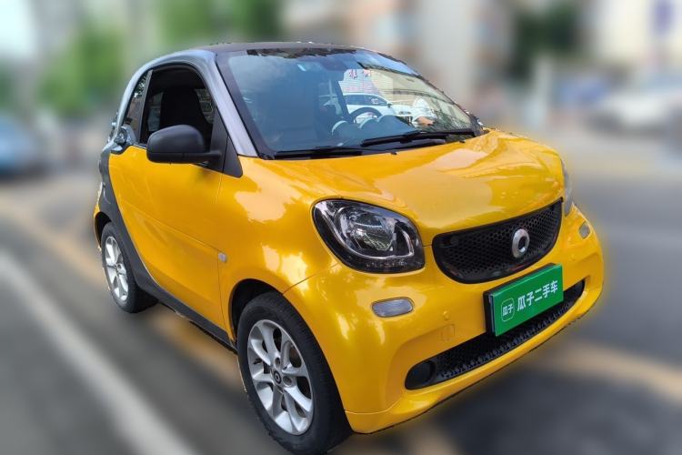 Used smart fortwo 2015 1.0L 52 kW hardtop Dynamic version Front Right 45 Deg