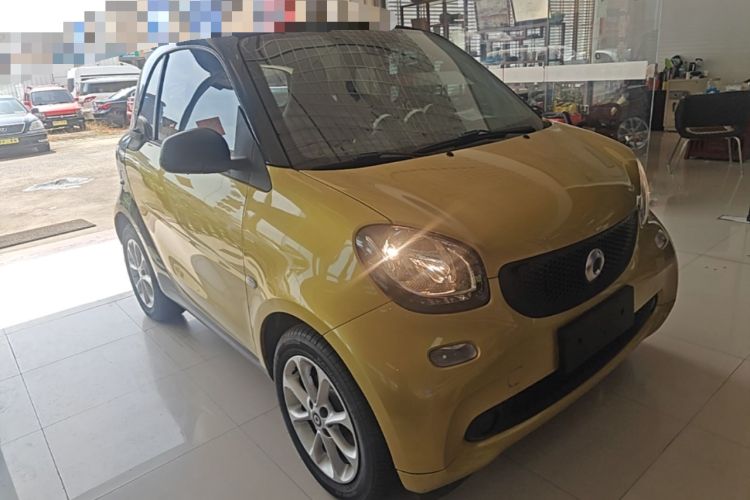 Used smart fortwo 2015 1.0L 52 kW hardtop Dynamic version Front Right 45 Deg