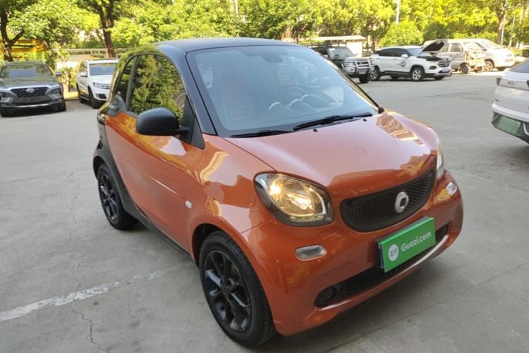 Used smart fortwo 2015 1.0L 52 kW hardtop Dynamic version Front Right 45 Deg