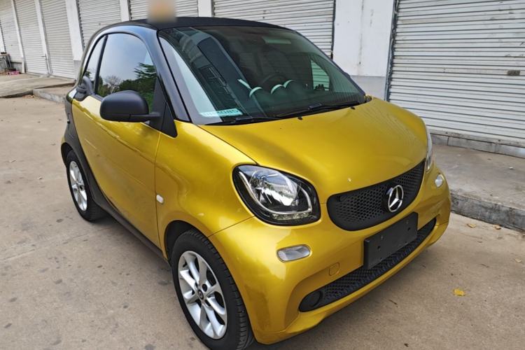 Used smart fortwo 2015 1.0L 52 kW hardtop Dynamic version Front Right 45 Deg