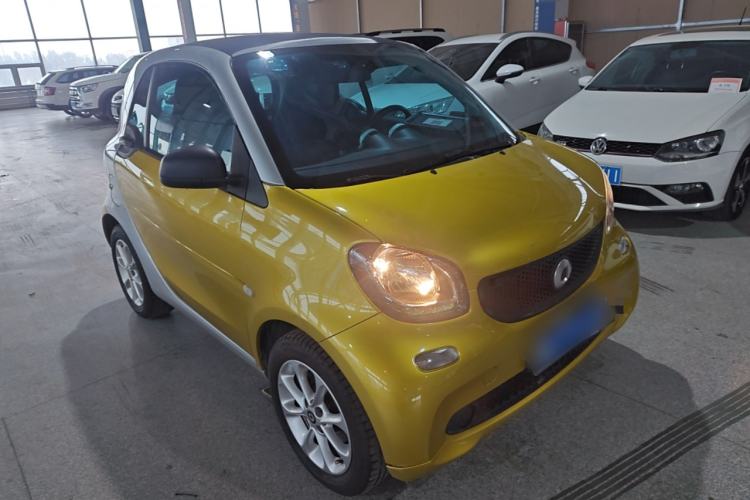 Used smart fortwo 2015 1.0L 52 kW hardtop Dynamic version Front Right 45 Deg