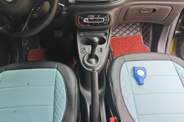 Used smart fortwo 2015 1.0L 52 kW hardtop Dynamic version Gear Lever