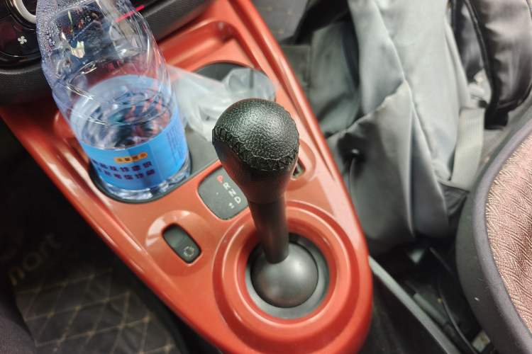 Used smart fortwo 2015 1.0L 52 kW hardtop Dynamic version Gear Lever