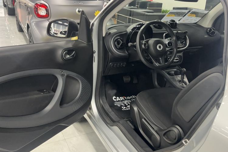 Used smart fortwo 2015 1.0L 52 kW Hardtop Passion Edition Interior 2