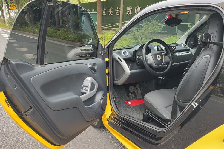 Used smart fortwo 2015 1.0 MHD Comfort Travel Edition Interior 2