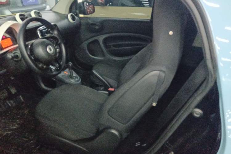 Used smart fortwo 2015 1.0L 52 kW hardtop Dynamic version Interior 4