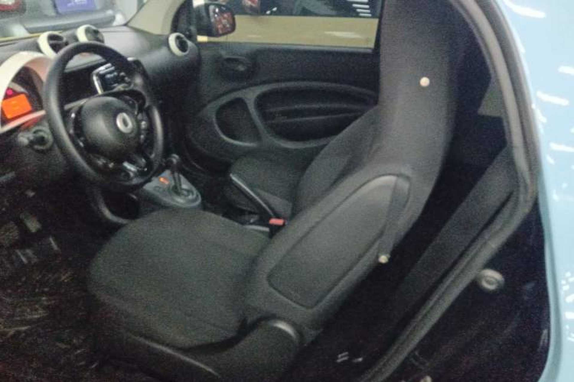 Used smart fortwo 2015 1.0L 52 kW hardtop Dynamic version Interior 4