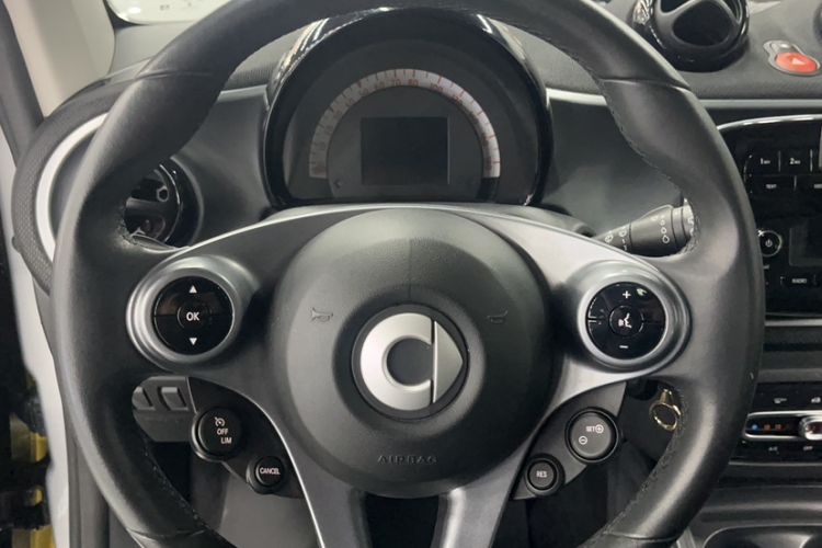 Used smart fortwo 2015 1.0L 52 kW Hardtop Passion Edition Interior 5