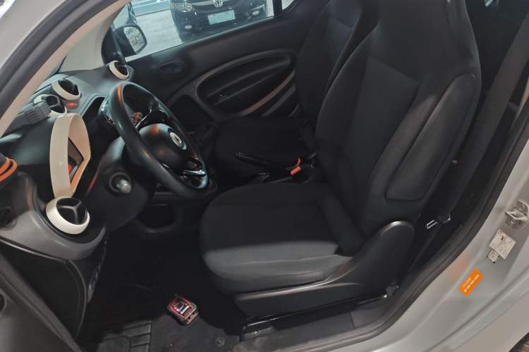 Used smart fortwo 2015 1.0L 52 kW hardtop Dynamic version Left Front Seat
