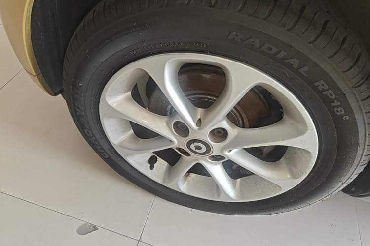 Used smart fortwo 2015 1.0L 52 kW hardtop Dynamic version Left Front Wheel Hub