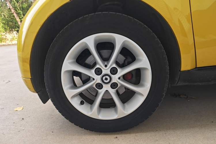 Used smart fortwo 2015 1.0L 52 kW hardtop Dynamic version Left Front Wheel Hub