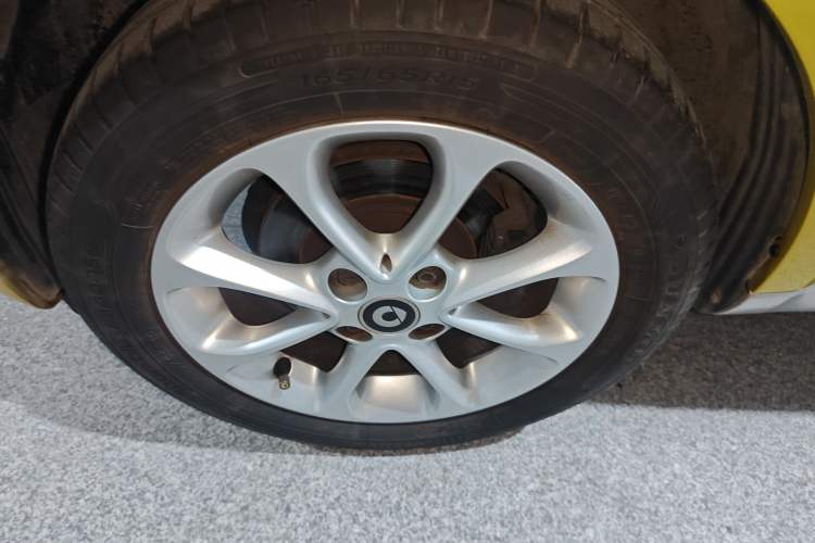 Used smart fortwo 2015 1.0L 52 kW hardtop Dynamic version Left Front Wheel Hub