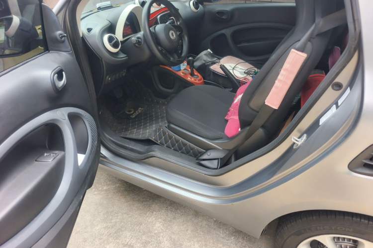 Used smart fortwo 2015 1.0L 52 kW hardtop Dynamic version Left Rear Seat
