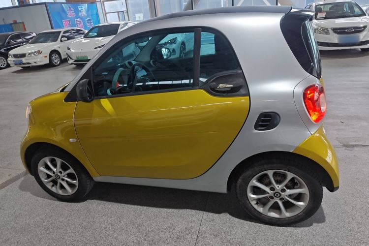 Used smart fortwo 2015 1.0L 52 kW hardtop Dynamic version Left Side