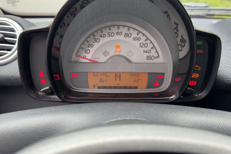 Used smart fortwo 2015 1.0 MHD Comfort Travel Edition Odometer Close Up