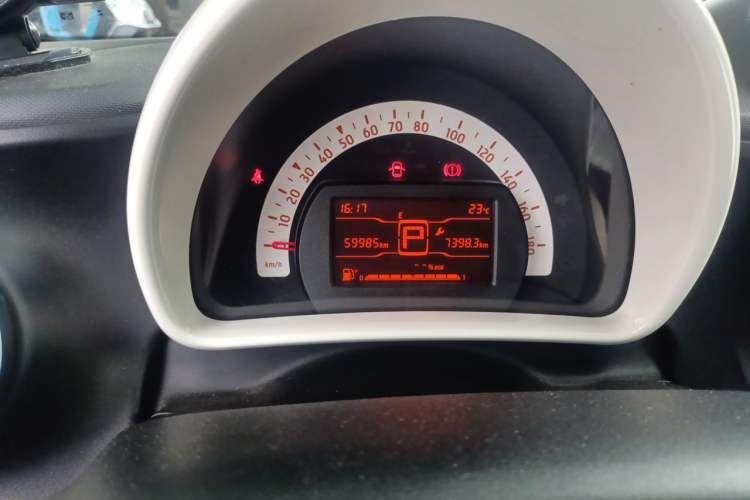 Used smart fortwo 2015 1.0L 52 kW hardtop Dynamic version Odometer Close Up