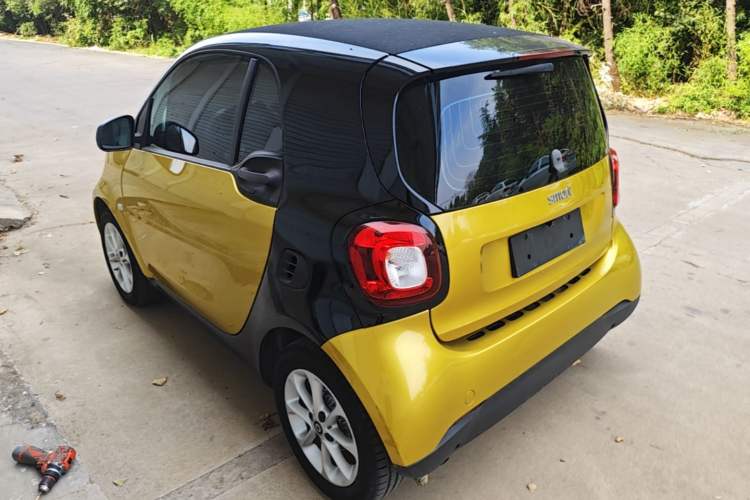 Used smart fortwo 2015 1.0L 52 kW hardtop Dynamic version Rear Left 45 Deg