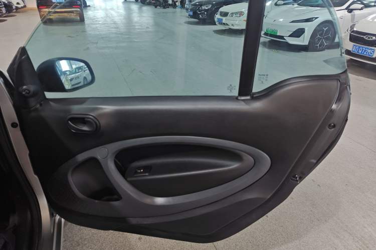 Used smart fortwo 2015 1.0L 52 kW hardtop Dynamic version Right Front Door Interior