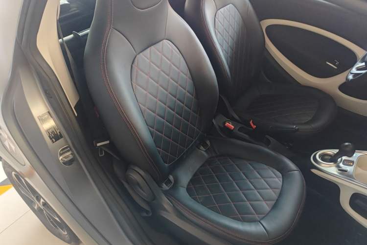 Used smart fortwo 2015 1.0L 52 kW Hardtop Passion Edition Right Front Seat