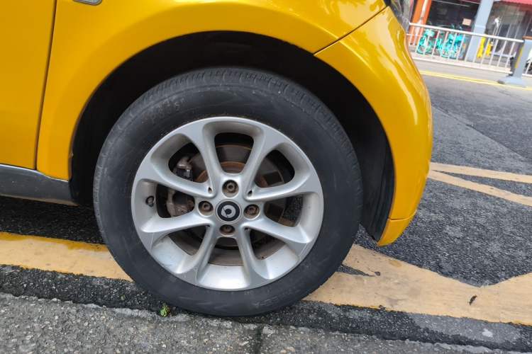 Used smart fortwo 2015 1.0L 52 kW hardtop Dynamic version Right Front Wheel Hub