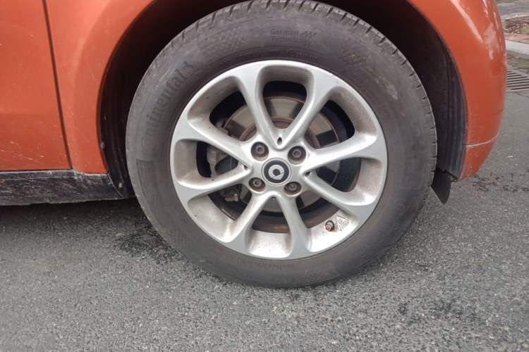Used smart fortwo 2015 1.0L 52 kW hardtop Dynamic version Right Front Wheel Hub
