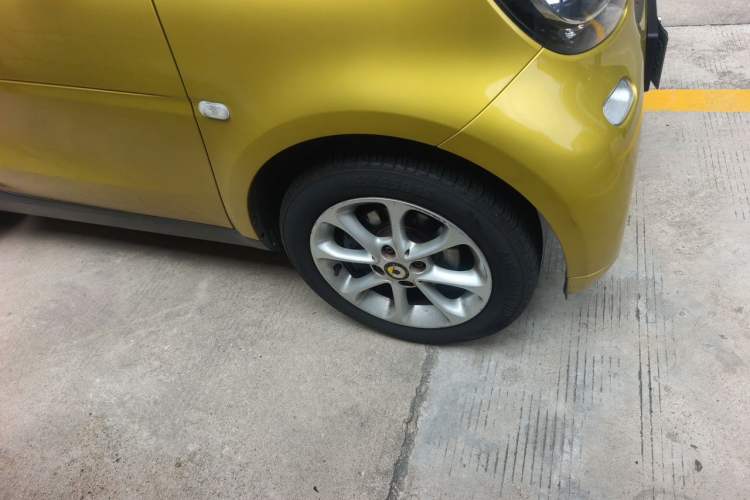 Used smart fortwo 2015 1.0L 52 kW hardtop Dynamic version Right Front Wheel Hub