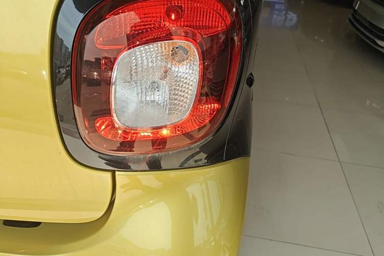 Used smart fortwo 2015 1.0L 52 kW hardtop Dynamic version Right Rear Taillight