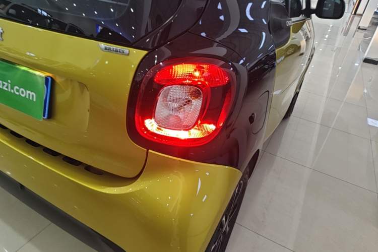 Used smart fortwo 2015 1.0L 52 kW Hardtop Passion Edition Right Rear Taillight