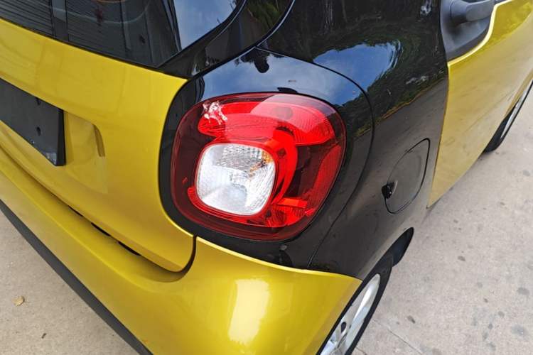 Used smart fortwo 2015 1.0L 52 kW hardtop Dynamic version Right Rear Taillight