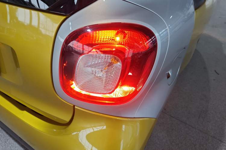 Used smart fortwo 2015 1.0L 52 kW hardtop Dynamic version Right Rear Taillight