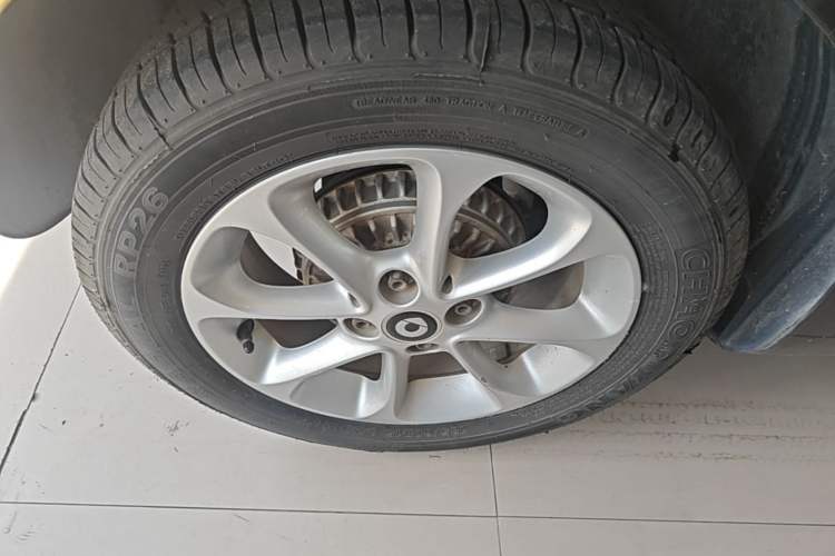 Used smart fortwo 2015 1.0L 52 kW hardtop Dynamic version Right Rear Wheel Hub