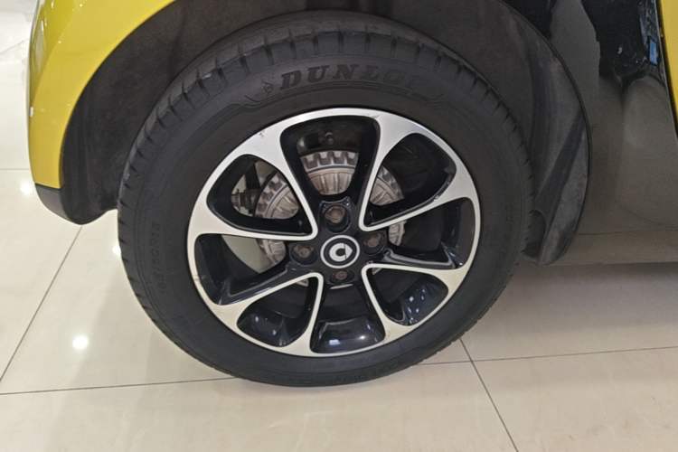 Used smart fortwo 2015 1.0L 52 kW Hardtop Passion Edition Right Rear Wheel Hub
