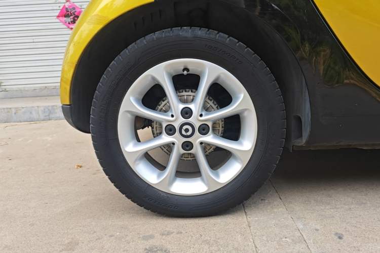 Used smart fortwo 2015 1.0L 52 kW hardtop Dynamic version Right Rear Wheel Hub