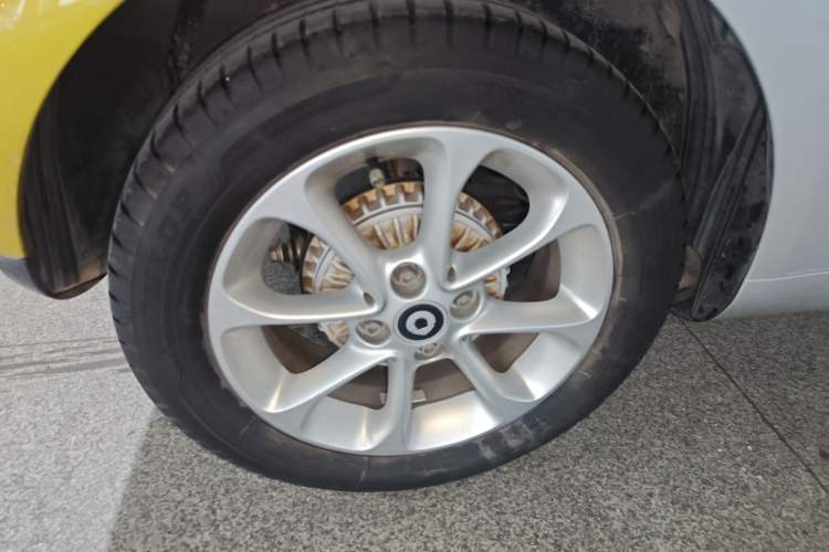 Used smart fortwo 2015 1.0L 52 kW hardtop Dynamic version Right Rear Wheel Hub